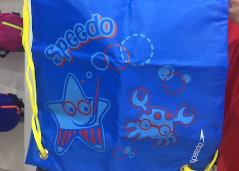 Foto de una tula que es parte de un kit Speedo para niños (varones)